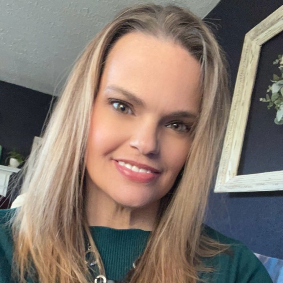 Meet your Posher, Christy - Picture 2 of 2